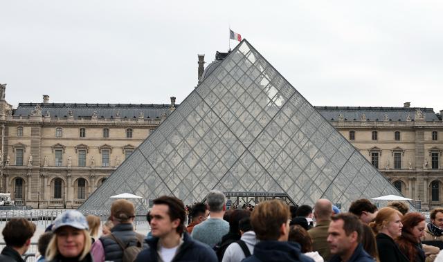 (261019) -- PARIS, Oct. 19, 2026 (Xinhua) -- Tourists gather in front of the Louvre Museum in Paris, France, Oct. 19, 2026. In Paris, the entrance to the Louvre Museum was blocked by student protesters on Monday morning, French daily Le Parisien reported, citing the museum's management and two trade unions.
   According to the trade union General Confederation of Labour, the museum would remain closed at least until noon. (Xinhua/Wu Huiwo)