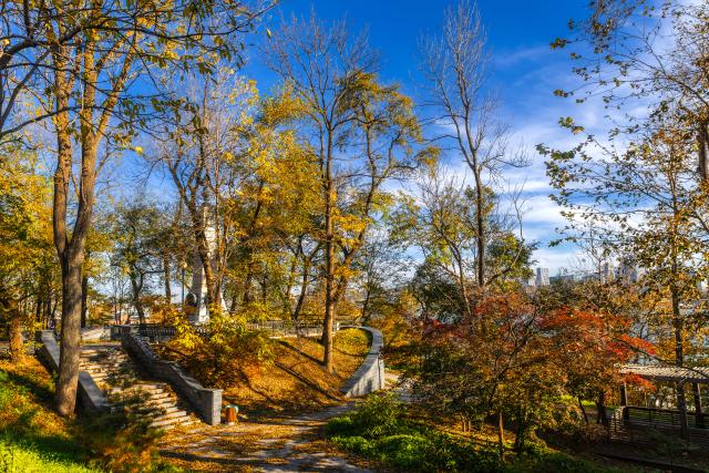 (261019) -- VLADIVOSTOK, Oct. 19, 2026 (Xinhua) -- This photo taken on Oct. 19, 2026 shows a small public garden in the Russian Far Eastern city of Vladivostok. (Photo by Andrey Matveenko/Xinhua)