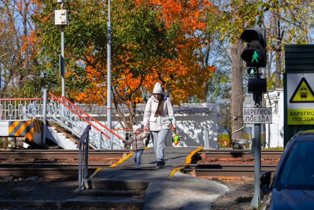 (261019) -- VLADIVOSTOK, Oct. 19, 2026 (Xinhua) -- A mother and her kid walk along a street in the Russian Far Eastern city of Vladivostok, Oct. 19, 2026. (Photo by Andrey Matveenko/Xinhua)