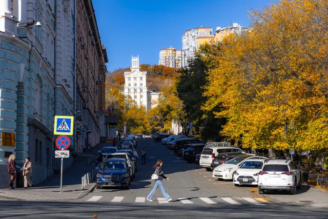 (261019) -- VLADIVOSTOK, Oct. 19, 2026 (Xinhua) -- A woman crosses the street in the Russian Far Eastern city of Vladivostok, Oct. 19, 2026. (Photo by Andrey Matveenko/Xinhua)