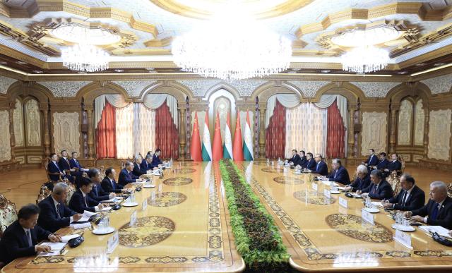 (261019) -- DUSHANBE, Oct. 19, 2026 (Xinhua) -- Chinese Premier Li Qiang meets with Tajik President Emomali Rahmon in Dushanbe, Tajikistan, Oct. 19, 2026. (Xinhua/Ding Lin)