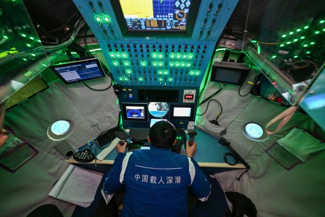 (261019) -- ABOARD RESEARCH VESSEL DEEP SEA NO. 1, Oct. 19, 2026 (Xinhua) -- Submersible pilot Tang Jialing operates the manned deep-sea submersible Jiaolong on Oct. 15, 2026. China's research vessel Deep Sea No. 1, carrying manned deep-sea submersible Jiaolong, is currently on the western Pacific Ocean for deep-sea scientific research.
  Jiaolong successfully completed its 470th dive on Oct. 15.
  A Xinhua reporter aboard Jiaolong photographed the exploration of the mysterious underwater world. (Xinhua/Li Xin)