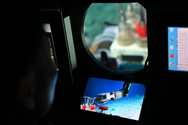 (261019) -- ABOARD RESEARCH VESSEL DEEP SEA NO. 1, Oct. 19, 2026 (Xinhua) -- Submersible pilot Tang Jialing operates a robotic arm to collect seabed rock samples on the manned deep-sea submersible Jiaolong on Oct. 15, 2026. China's research vessel Deep Sea No. 1, carrying manned deep-sea submersible Jiaolong, is currently on the western Pacific Ocean for deep-sea scientific research.
  Jiaolong successfully completed its 470th dive on Oct. 15.
  A Xinhua reporter aboard Jiaolong photographed the exploration of the mysterious underwater world. (Xinhua/Li Xin)