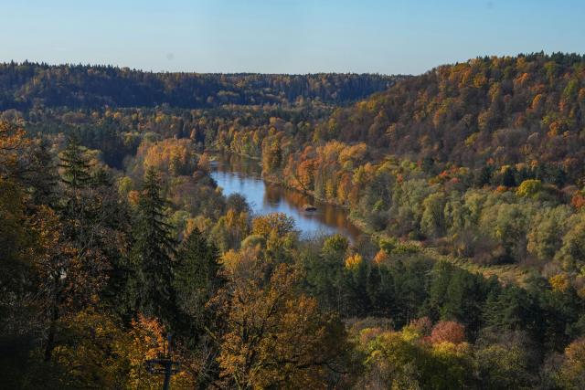 (261019) -- SIGULDA, Oct. 19, 2026 (Xinhua) -- Photo taken on Oct. 19, 2026 shows the autumn scenery in Sigulda, Latvia. (Photo by Edijs Palens/Xinhua)