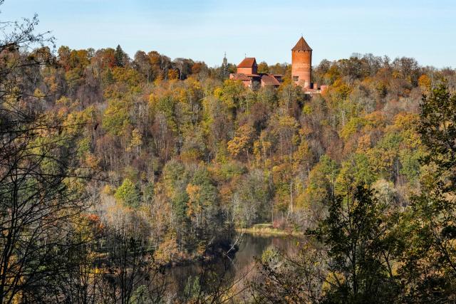 (261019) -- SIGULDA, Oct. 19, 2026 (Xinhua) -- Photo taken on Oct. 19, 2026 shows the autumn scenery and Turaida castle in Sigulda, Latvia. (Photo by Edijs Palens/Xinhua)