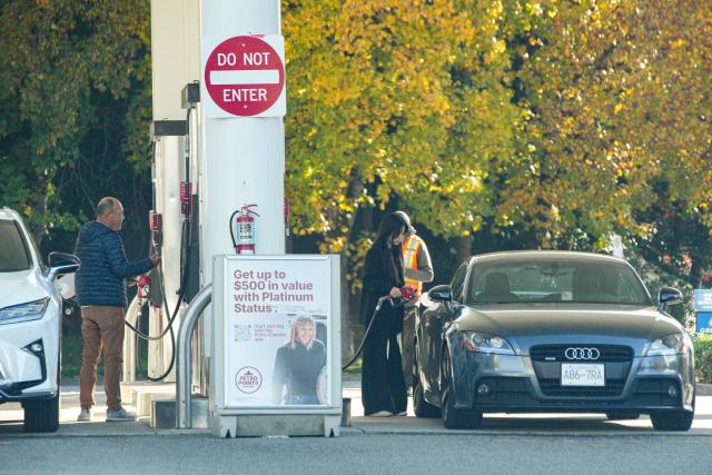 (261019) -- VANCOUVER, Oct. 19, 2026 (Xinhua) -- People fuel their cars at a gas station in Vancouver, British Columbia, Canada, on Oct. 19, 2026. Canada's Consumer Price Index (CPI) rose 3.1 percent year over year in September, following a 3-percent increase in August, Statistics Canada said Monday. (Photo by Liang Sen/Xinhua)