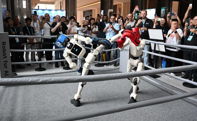 (261020) -- BEIJING, Oct. 20, 2026 (Xinhua) -- Overseas buyers watch a robot boxing performance during the 140th Canton Fair in Guangzhou, south China's Guangdong Province, Oct. 18, 2026. The on-site exhibition of the first phase of the 140th edition of the China Import and Export Fair, also known as the Canton Fair, concluded here on Monday. As of October 19, the fair has attracted 189,000 overseas buyers from 214 countries and regions, a 13.3 percent increase from the session of the same period last year and a new high, according to the China Foreign Trade Centre (CFTC), the organizer of the fair. (Xinhua/Deng Hua)