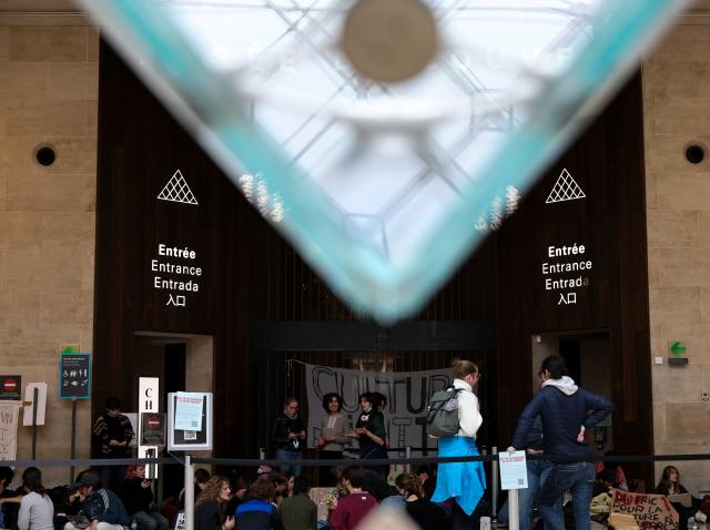 (261020) -- BEIJING, Oct. 20, 2026 (Xinhua) -- Protesters gather in front of an entrance to the Louvre Museum in Paris, France, Oct. 19, 2026. In Paris, the entrance to the Louvre Museum was blocked by student protesters on Monday morning, French daily Le Parisien reported, citing the museum's management and two trade unions. (Xinhua/Wu Huiwo)
