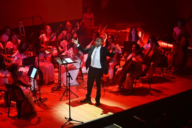 (261020) -- RIO DE JANEIRO, Oct. 20, 2026 (Xinhua) -- Conductor Anderson Alves performs during a symphony concert at the Claro Mais theatre in Rio de Janeiro, Brazil, Oct. 19, 2026. Hosted by Brazil's Ministry of Culture, the symphony concert was held in Rio de Janeiro on Monday to mark the 2026 China-Brazil Cultural Year. (Xinhua/Jin Haoyuan)