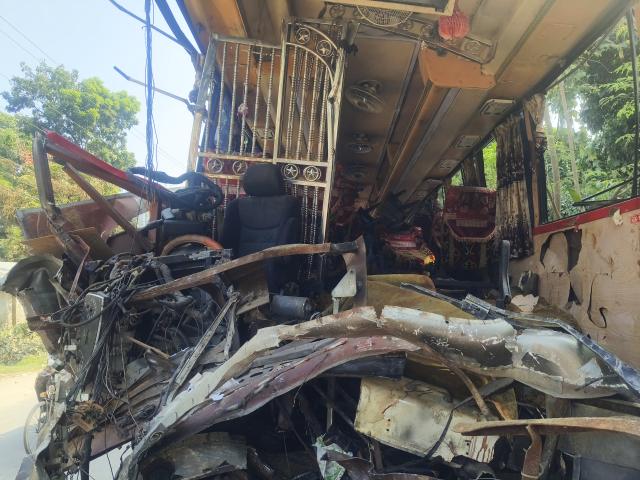 (261020) -- DHAKA, Oct. 20, 2026 (Xinhua) -- This photo taken by a mobile phone on Oct. 20, 2026 shows a crashed passenger bus in Natore district, Bangladesh. A head-on collision between a passenger bus and a sand-laden truck in Bangladesh's Natore district, some 200 km northwest of the capital Dhaka, early Tuesday left at least 14 people dead and 20 others injured, a senior police official said. (Xinhua)