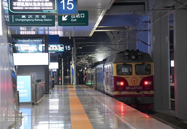 (261020) -- CHONGQING, Oct. 20, 2026 (Xinhua) -- This photo taken on Oct. 20, 2026 shows a test train of the Chongqing-Wanzhou high-speed railway at the Chongqing East Railway Station in southwest China's Chongqing Municipality. With a test train departing from the Chongqing East Railway Station, the joint commissioning and testing of the Chongqing-Wanzhou high-speed railway started on Tuesday.
  The railway spans approximately 254 kilometers and is designed to operate at a speed of 350 kilometers per hour, serving as a vital supplement to China's high-speed rail network upon completion. (Xinhua/Tang Yi)