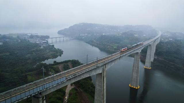 (261020) -- CHONGQING, Oct. 20, 2026 (Xinhua) -- An aerial drone photo shows a test train running along the Chongqing-Wanzhou high-speed railway, southwest China's Chongqing Municipality, Oct. 20, 2026. With a test train departing from the Chongqing East Railway Station, the joint commissioning and testing of the Chongqing-Wanzhou high-speed railway started on Tuesday.
  The railway spans approximately 254 kilometers and is designed to operate at a speed of 350 kilometers per hour, serving as a vital supplement to China's high-speed rail network upon completion. (Photo by Ning Ke/Xinhua)