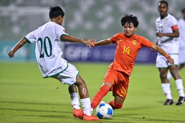 (261020) -- DOHA, Oct. 20, 2026 (Xinhua) -- Li Yuxuan (R) of China vies with Jasem Mohammed Aldawood of Oman during the Gulf Football Federation (GFF) Gulf Cup U-17 Qatar 2026 football match between China and Oman in Doha, Qatar, Oct. 19, 2026. (Photo by Nikku/Xinhua)
