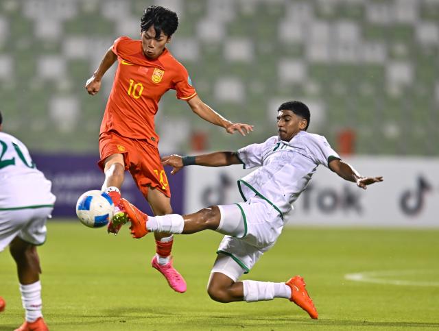 (261020) -- DOHA, Oct. 20, 2026 (Xinhua) -- Peng Xianchen (L) of China vies with Abdullah ali Alfarsi of Oman during the Gulf Football Federation (GFF) Gulf Cup U-17 Qatar 2026 football match between China and Oman in Doha, Qatar, Oct. 19, 2026. (Photo by Nikku/Xinhua)