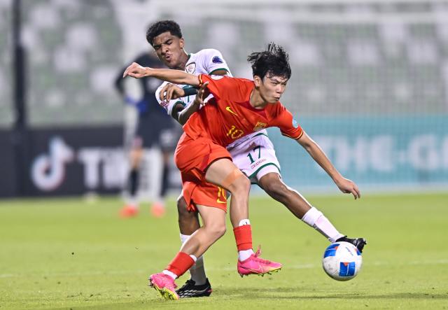 (261020) -- DOHA, Oct. 20, 2026 (Xinhua) -- Peng Xianchen (R) of China vies with Abdulrahim Abdullah Altuirshi of Oman during the Gulf Football Federation (GFF) Gulf Cup U-17 Qatar 2026 football match between China and Oman in Doha, Qatar, Oct. 19, 2026. (Photo by Nikku/Xinhua)