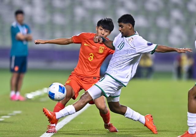 (261020) -- DOHA, Oct. 20, 2026 (Xinhua) -- Cheng Zixuan (L) of China vies with Abdullah ali Alfarsi of Oman during the Gulf Football Federation (GFF) Gulf Cup U-17 Qatar 2026 football match between China and Oman in Doha, Qatar, Oct. 19, 2026. (Photo by Nikku/Xinhua)