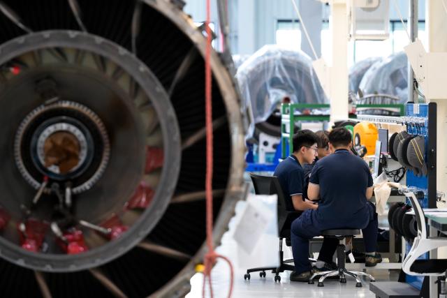 (261020) -- HAIKOU, Oct. 20, 2026 (Xinhua) -- Staff members work at an aero-engine maintenance base of the comprehensive bonded zone of Haikou Airport in Haikou, south China's Hainan Province, Oct. 19, 2026. Leveraging policy benefits and regional advantages, Hainan Free Trade Port (FTP) has vigorously developed its aviation maintenance industry, establishing an international aviation maintenance hub. (Xinhua/Xin Yuewei)