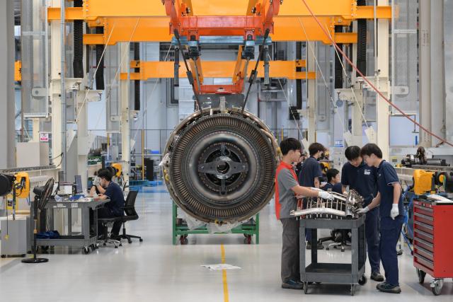 (261020) -- HAIKOU, Oct. 20, 2026 (Xinhua) -- Staff members work at an aero-engine maintenance base of the comprehensive bonded zone of Haikou Airport in Haikou, south China's Hainan Province, Oct. 19, 2026. Leveraging policy benefits and regional advantages, Hainan Free Trade Port (FTP) has vigorously developed its aviation maintenance industry, establishing an international aviation maintenance hub. (Xinhua/Xin Yuewei)
