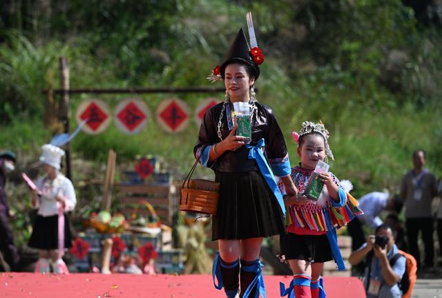 (261020) -- LIUZHOU, Oct. 20, 2026 (Xinhua) -- Villagers present glutinous rice in Liangzhai Village of Rongshui Miao Autonomous County, south China's Guangxi Zhuang Autonomous Region, Oct. 20, 2026. A harvest festival was held here on Tuesday to mark the harvest of glutinous rice. (Xinhua/Huang Xiaobang)