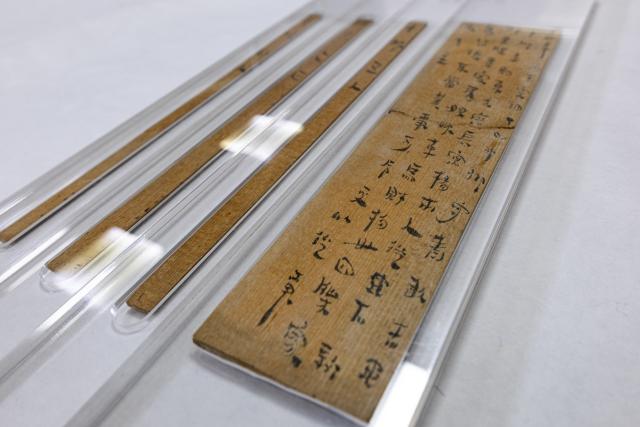 (261020) -- JINGZHOU, Oct. 20, 2026 (Xinhua) -- This photo taken on Oct. 19, 2026 shows a view of Han slips from Western Han Dynasty (202 BC-25 AD) after conservation treatment at the cultural relics protection center in Jingzhou, central China's Hubei Province.
  Established in 2003, the cultural relics protection center in Jingzhou undertakes the conservation of about 80 percent of China's waterlogged bamboo and wooden slips. The center has developed comprehensive conservation techniques for such slips, covering sectors from archaeological excavation and laboratory conservation to display and storage. 
  To date, the center has provided technical support in cultural relic conservation to more than 130 cultural and museum institutions across the country, and has restored more than 10,000 lacquered wooden artifacts, over 180,000 bamboo and wooden slips, and more than 1,100 textile artifacts. (Xinhua/Xiao Yijiu)