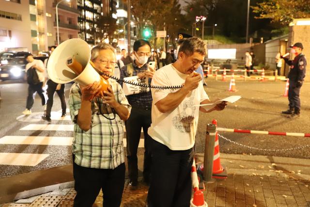 (261020) -- TOKYO, Oct. 20, 2026 (Xinhua) -- People protest during a rally in Tokyo, Japan, Oct. 20, 2026. Japanese citizens staged a protest rally in front of the Ministry of Defense in Tokyo on Tuesday evening, opposing the large-scale Japan-U.S. joint military exercises and the military buildup. (Xinhua/Li Ziyue)