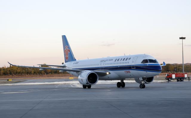 (261020) -- YINCHUAN, Oct. 20, 2026 (Xinhua) -- A C919 aircraft lands at the Yinchuan Hedong International Airport in Yinchuan, northwest China's Ningxia Hui Autonomous Region, Oct. 20, 2026. China's homegrown C919 large passenger aircraft landed at the airport at 5:57 p.m. on Tuesday after departing from Changsha in central China's Hunan Province, marking the aircraft's first commercial passenger flight to Yinchuan. (Xinhua/Wang Peng)