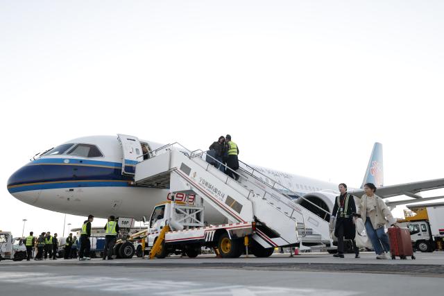 (261020) -- YINCHUAN, Oct. 20, 2026 (Xinhua) -- A C919 aircraft lands at the Yinchuan Hedong International Airport in Yinchuan, northwest China's Ningxia Hui Autonomous Region, Oct. 20, 2026. China's homegrown C919 large passenger aircraft landed at the airport at 5:57 p.m. on Tuesday after departing from Changsha in central China's Hunan Province, marking the aircraft's first commercial passenger flight to Yinchuan. (Xinhua/Wang Peng)