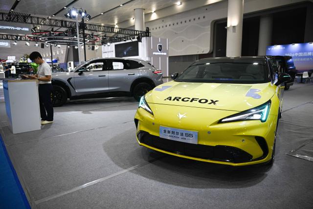 (261020) -- HAIKOU, Oct. 20, 2026 (Xinhua) -- New energy vehicles are displayed at the China Brands Export Expo in Haikou, south China's Hainan Province, Oct. 20, 2026. The three-day expo kicked off here on Tuesday. (Xinhua/Pu Xiaoxu)