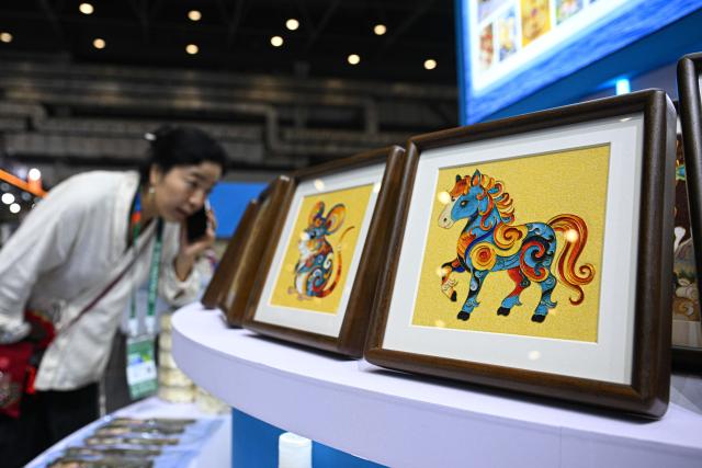 (261020) -- HAIKOU, Oct. 20, 2026 (Xinhua) -- A visitor views products at the China Brands Export Expo in Haikou, south China's Hainan Province, Oct. 20, 2026. The three-day expo kicked off here on Tuesday. (Xinhua/Pu Xiaoxu)