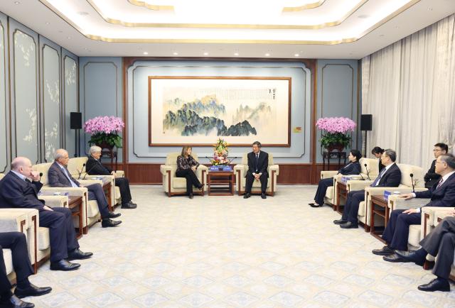 (261020) -- BEIJING, Oct. 20, 2026 (Xinhua) -- Chinese Vice Premier He Lifeng, also a member of the Political Bureau of the Communist Party of China Central Committee, meets with members of the International Advisory Council of the National Financial Regulatory Administration at the Diaoyutai State Guesthouse in Beijing, capital of China, Oct. 19, 2026. (Xinhua/Liu Weibing)