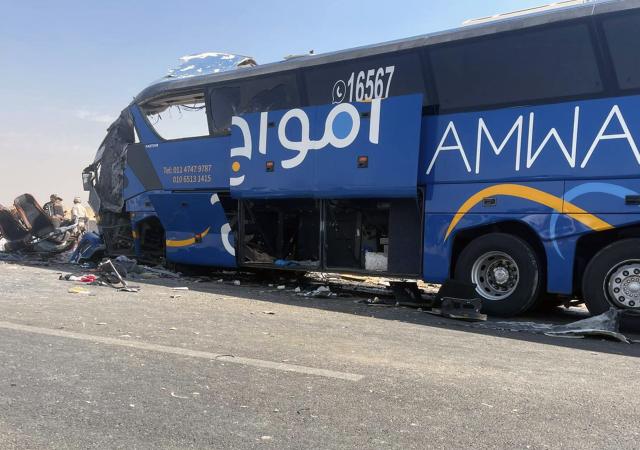 (261020) -- CAIRO, Oct. 20, 2026 (Xinhua) -- Photo taken on Oct. 20, 2026 shows a scene of a two-car collision in southwestern Cairo, Egypt. 12 people were killed and 30 others injured in a collision between a bus and a truck on a highway southwest of Cairo on Tuesday, Egypt's Ministry of Health and Population said in a statement. (Photo by Ahmed Abd-Alhady/Xinhua)