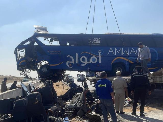 (261020) -- CAIRO, Oct. 20, 2026 (Xinhua) -- Photo taken on Oct. 20, 2026 shows a scene of a two-car collision in southwestern Cairo, Egypt. 12 people were killed and 30 others injured in a collision between a bus and a truck on a highway southwest of Cairo on Tuesday, Egypt's Ministry of Health and Population said in a statement. (Photo by Ahmed Abd-Alhady/Xinhua)