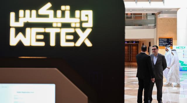 (261020) -- DUBAI, Oct. 20, 2026 (Xinhua) -- People communicate during the 28th Water, Energy, Technology and Environment Exhibition (WETEX) in Dubai, the United Arab Emirates, Oct. 20, 2026. The 28th WETEX opened Tuesday at the Dubai World Trade Centre in Dubai. (Xinhua/Wang Zecong)