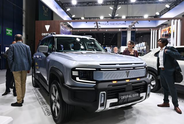 (261020) -- DUBAI, Oct. 20, 2026 (Xinhua) -- People learn about a Deepal G318 off-road SUV from China at the 28th Water, Energy, Technology and Environment Exhibition (WETEX) in Dubai, the United Arab Emirates, Oct. 20, 2026. The 28th WETEX opened Tuesday at the Dubai World Trade Centre in Dubai. (Xinhua/Wang Zecong)
