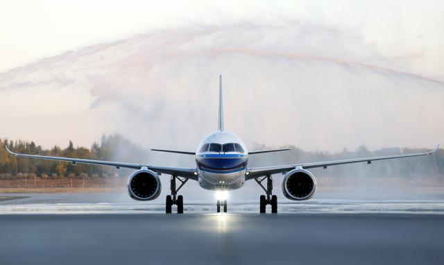 (261021) -- BEIJING, Oct. 21, 2026 (Xinhua) -- A C919 aircraft passes through a water gate at the Yinchuan Hedong International Airport in Yinchuan, northwest China's Ningxia Hui Autonomous Region, Oct. 20, 2026. China's homegrown C919 large passenger aircraft landed at the airport at 5:57 p.m. on Tuesday after departing from Changsha in central China's Hunan Province, marking the aircraft's first commercial passenger flight to Yinchuan. (Xinhua/Wang Peng)