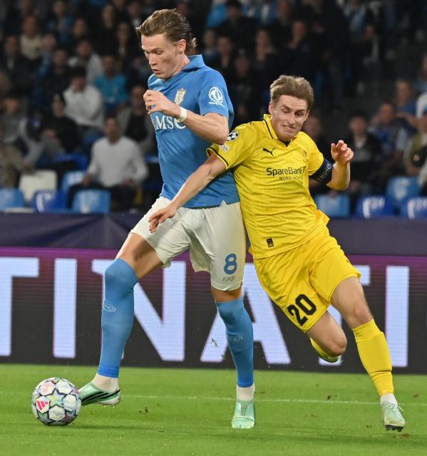 (261021) -- NAPLES, Oct. 21, 2026 (Xinhua) -- Napoli's Scott McTominay (L) vies with Bodo/Glimt's Fredrik Sjovold during the UEFA Champions League football match between Napoli and Bodo/Glimt in Naples, Italy, Oct. 20, 2026. (Photo by Augusto Casasoli/Xinhua)