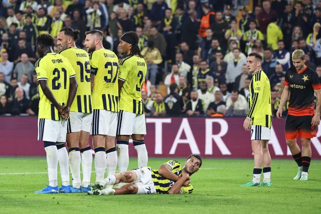 (261021) -- ISTANBUL, Oct. 21, 2026 (Xinhua) -- Fenerbahce players are setting up a wall for a free kick during the UEFA Champions League football match between Fenerbahce and SK Slavia Praha in Istanbul, Türkiye, on Oct. 20, 2026. (Photo by Mustafa Kaya/Xinhua)