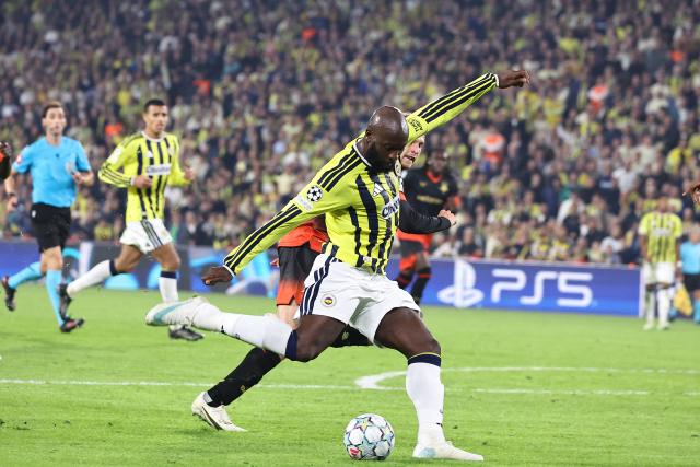 (261021) -- ISTANBUL, Oct. 21, 2026 (Xinhua) -- Romelu Lukaku (C) of Fenerbahce competes during the UEFA Champions League football match between Fenerbahce and SK Slavia Praha in Istanbul, Türkiye, on Oct. 20, 2026. (Photo by Mustafa Kaya/Xinhua)