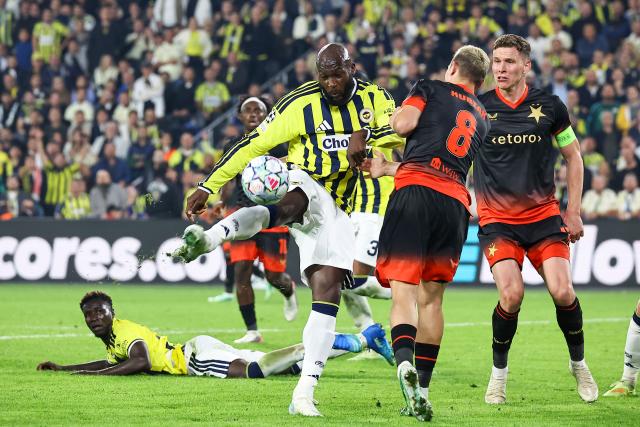 (261021) -- ISTANBUL, Oct. 21, 2026 (Xinhua) -- Romelu Lukaku (C) of Fenerbahce competes during the UEFA Champions League football match between Fenerbahce and SK Slavia Praha in Istanbul, Türkiye, on Oct. 20, 2026. (Photo by Mustafa Kaya/Xinhua)