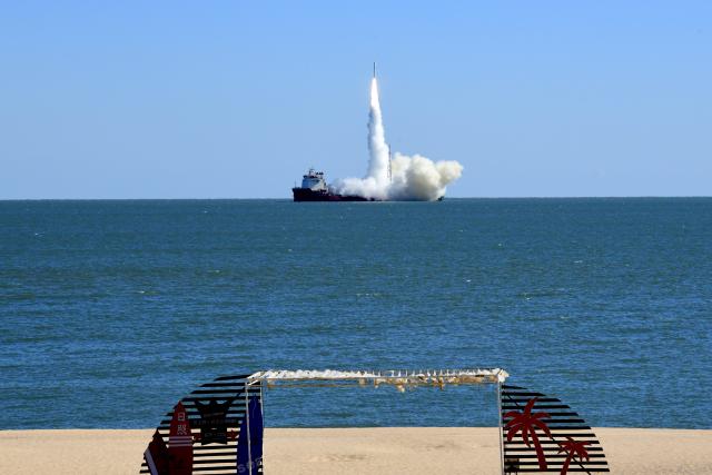 (261021) -- RIZHAO, Oct. 21, 2026 (Xinhua) -- The CERES-1 Y8 carrier rocket carrying a new satellite blasts off from the waters near the city of Rizhao, east China's Shandong Province, Oct. 21, 2026. China launched a rocket from the ocean waters near the city of Rizhao in east China's Shandong Province on Wednesday, placing a new satellite into planned orbit.
  The CERES-1 Y8 carrier rocket blasted off at 11:39 a.m. (Beijing Time).
  The Taiyuan Satellite Launch Center carried out this offshore launch. (Xinhua/Guo Xulei)