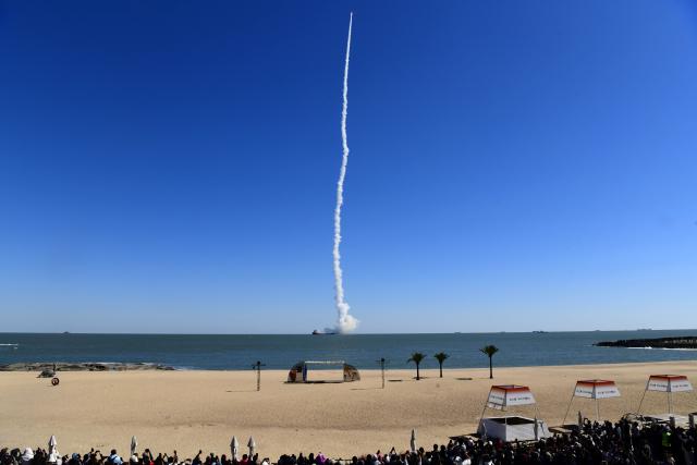 (261021) -- RIZHAO, Oct. 21, 2026 (Xinhua) -- The CERES-1 Y8 carrier rocket carrying a new satellite blasts off from the waters near the city of Rizhao, east China's Shandong Province, Oct. 21, 2026. China launched a rocket from the ocean waters near the city of Rizhao in east China's Shandong Province on Wednesday, placing a new satellite into planned orbit.
  The CERES-1 Y8 carrier rocket blasted off at 11:39 a.m. (Beijing Time).
  The Taiyuan Satellite Launch Center carried out this offshore launch. (Xinhua/Guo Xulei)