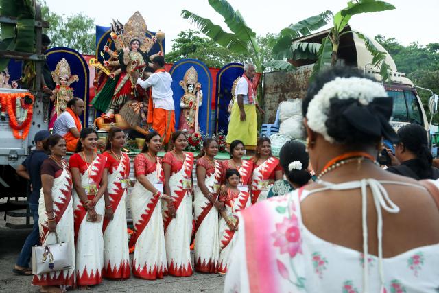 (261021) -- YANGON, Oct. 21, 2026 (Xinhua) -- Devotees celebrate during the Durga Puja, one of the largest Hindu festivals, in Yangon, Myanmar, Oct. 20, 2026. (Xinhua/Myo Kyaw Soe)