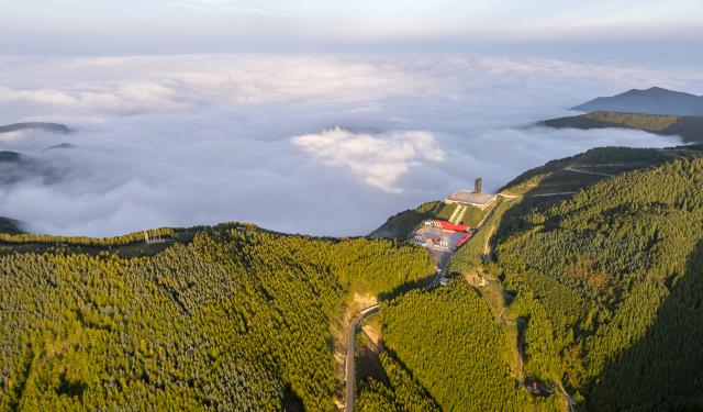 (261021) -- BEIJING, Oct. 21, 2026 (Xinhua) -- An aerial drone photo taken on Sept. 18, 2026 shows a view of a revolution-themed tourism area in Longde County of Guyuan City, northwest China's Ningxia Hui Autonomous Region.
  The Liupan Mountain runs through Guyuan City in Ningxia. In October 1935, Red Army soldiers crossed Liupan Mountain during the Long March, a historic military maneuver in modern Chinese history. It marks a key turning point in the history of the Long March.
  Now, the Liupan Mountain serves as a crucial ecological barrier and water resource conservation area, and local revolution-themed tourism is booming. Former revolutionary base areas in the region have drawn renewed interest from holidaymakers, with visits offering travelers a chance to learn about China's revolutionary history and reflect on the difficult years that helped shape modern China. (Xinhua/Yang Zhisen)