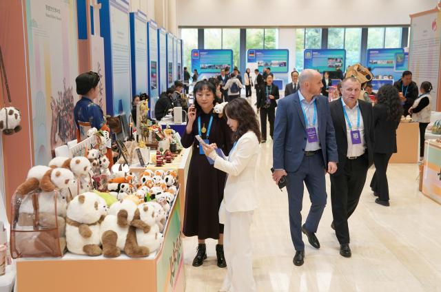 (261021) -- XI'AN, Oct. 21, 2026 (Xinhua) -- Guests visit an exhibition on the sidelines of the opening ceremony of the 2026 China International Friendship Cities Conference in Xi'an, northwest China's Shaanxi Province, on Oct. 21, 2026.
  Themed "Jointly Strengthening Friendship Cities Cooperation for Common Urban Development," the conference kicked off here on Wednesday. (Xinhua/Shao Rui)