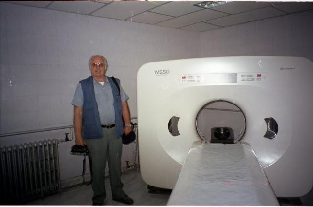 (261021) -- XINING, Oct. 21, 2026 (Xinhua) -- This file photo taken in 2000 shows David Victor Plymire and a CT scanner he donated to a hospital in Huangyuan County, northwest China's Qinghai Province.
  TO GO WITH "Feature: Chinese hometown of dedicated American son" (Xinhua)