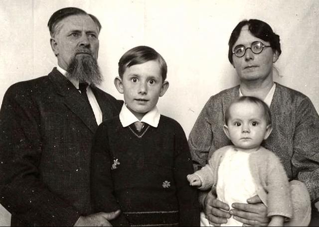 (261021) -- XINING, Oct. 21, 2026 (Xinhua) -- This undated file photo shows David Victor Plymire (2nd L) and his family.
  TO GO WITH "Feature: Chinese hometown of dedicated American son" (Xinhua)