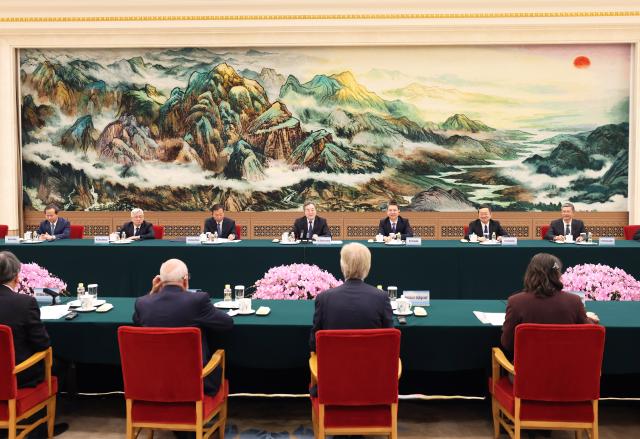 (261021) -- BEIJING, Oct. 21, 2026 (Xinhua) -- Chinese Vice Premier Ding Xuexiang, also a member of the Standing Committee of the Political Bureau of the Communist Party of China Central Committee, meets with foreign representatives attending the 2026 International Science Council (ISC) Midterm Members' Meeting and Beijing Science Dialogue in Beijing, capital of China, Oct. 21, 2026. (Xinhua/Liu Weibing)