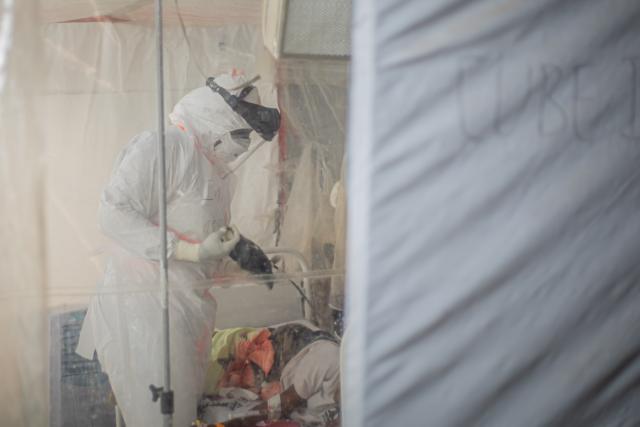 (261021) -- KINSHASA, Oct. 21, 2026 (Xinhua) -- A medical worker treats an infected patient at an Ebola treatment center in Bunia, capital of Ituri Province in the Democratic Republic of the Congo (DRC), on Oct. 18, 2026.
  The Africa Centers for Disease Control and Prevention (Africa CDC) has called for greater global solidarity and international support to contain the rapidly expanding Bundibugyo Ebola outbreak.
  TO GO WITH "Africa CDC urges greater global solidarity to contain Ebola as Nigeria confirms 1st case" (Xinhua)