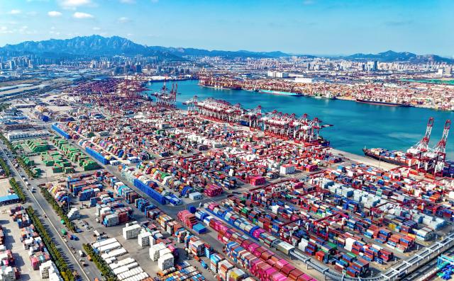 (261021) -- BEIJING, Oct. 21, 2026 (Xinhua) -- An aerial drone photo taken on Nov. 5, 2025 shows a sub-area of China (Shandong) Pilot Free Trade Zone in Qingdao, east China's Shandong Province. (Xinhua/Zhang Jingang)
