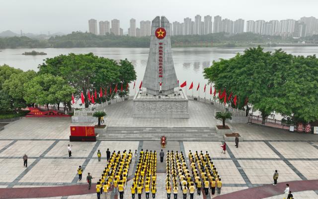 (261021) -- BEIJING, Oct. 21, 2026 (Xinhua) -- A drone photo taken on April 16, 2026 shows students taking part in a memorial event at a monument commemorating the departure of the Central Red Army during the Long March, in Yudu County, east China's Jiangxi Province. (Xinhua/Wan Xiang)